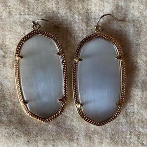 KENDRA SCOTT White Pearlized Earrings